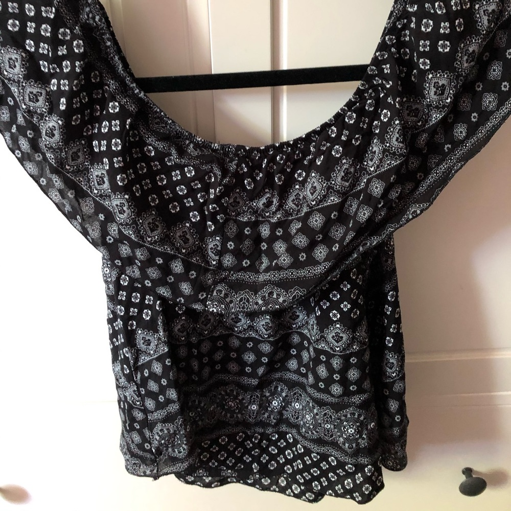 Subdued Crop Top - Picture 3 of 4